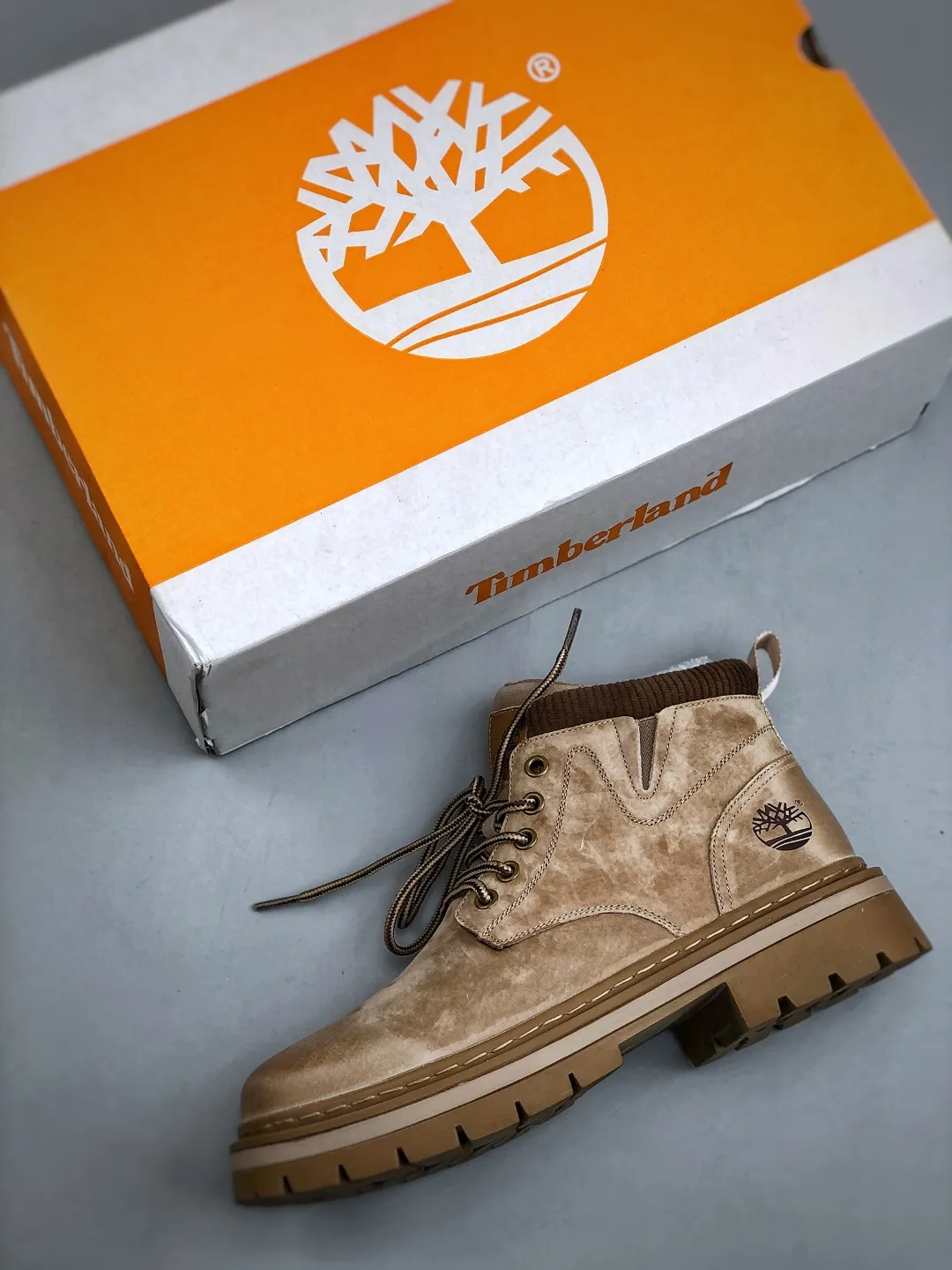 Local 💰560 supports store opening. New goods 🚀 #Timberland Timberland/Timberland classic outdoor casual rhubarb boots series. Guangdong factory quality. Original box and original packaging. The fabric is made of Italian 🇮🇹 top-grade frosted fine-grained cowhide. It is paired with anti-odor and anti-corrosion genuine leather latex insoles to give you a perfect wearing experience. High-quality and durable. A must-have for sportsmen. Specially designed to treat those who are not handsome. High-quality and first-class foot feel. Size: 38-44 (leather shoe size)
